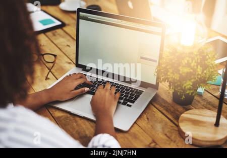 Kreativer Unternehmer schreibt auf dem Laptop, stöbert im Internet und sucht online nach Startup-Geschäftsideen. Ehrgeizig, motiviert und entschlossen Stockfoto