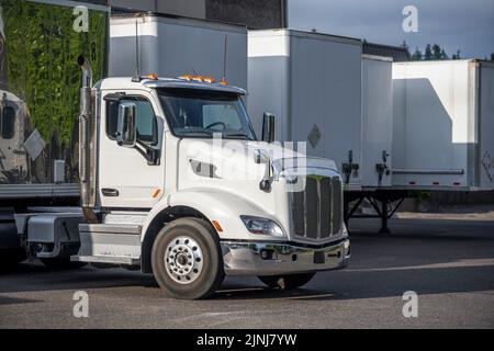 Nützliche Industrie-Standard für lokale Lieferungen und Kurzstrecken-Frachten Tag Kabine große Rig Semi-Truck mit trockenen van Sattelauflieger auf Lager pa stehen Stockfoto