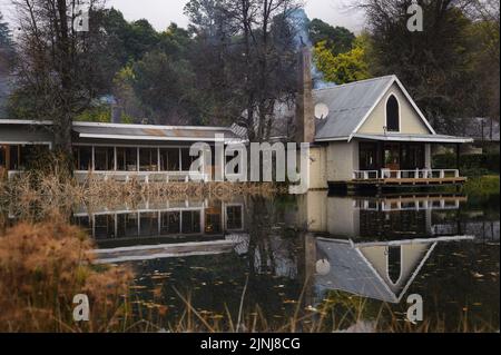 Die Cleopatra Mountain Lodge schäumt einen Teil des High-End-Tourismus im Kamberg Valley in den südafrikanischen Drakensberg-Bergen Stockfoto