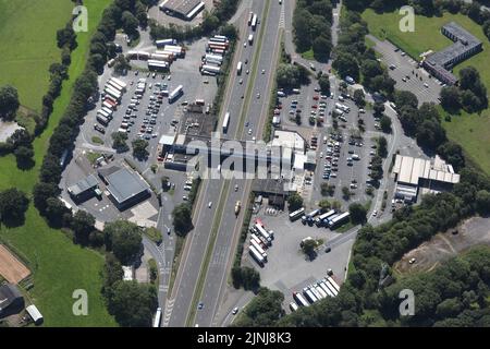 Luftaufnahme von Welcome Break Services, Charnock Richard auf der Autobahn M6 in der Nähe von Chorley in Lancashire Stockfoto