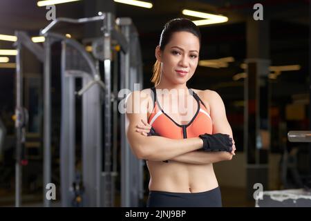 Porträt einer jungen, sportlichen vietnamesischen Frau im Fitnessclub Stockfoto