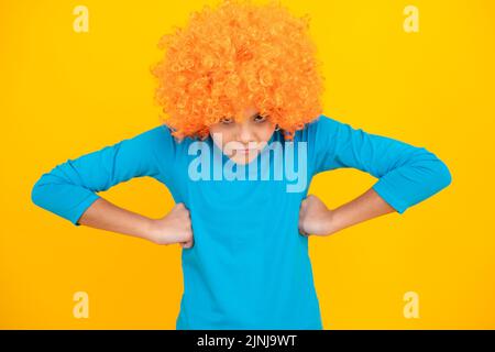 Nahaufnahme Porträt des niedlichen Clown-Mädchen. Wütendes Gesicht, verärgerte Emotionen von Teenager-Mädchen. Stockfoto