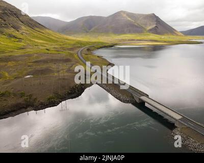 Drohnenansicht auf einer Brücke auf Snaefellsnes penisola auf Island Stockfoto