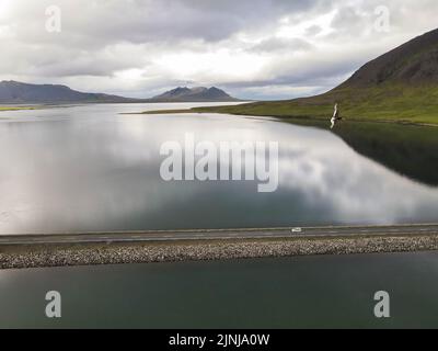 Drohnenansicht auf einer Brücke auf Snaefellsnes penisola auf Island Stockfoto