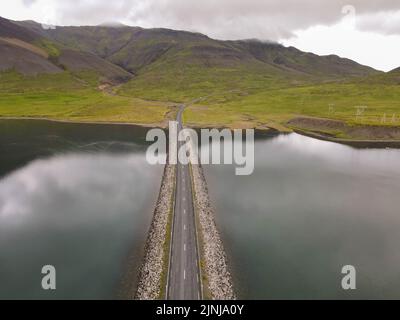 Drohnenansicht auf einer Brücke auf Snaefellsnes penisola auf Island Stockfoto