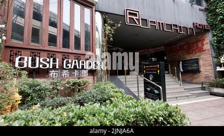 Bush Garden Bar und Restaurant Ruamchitt Hotel Plaza Thermae Bar und Café Sukhumvit Soi 15, Khlong Toei Nuea, Watthana, Bangkok, Thailand Stockfoto