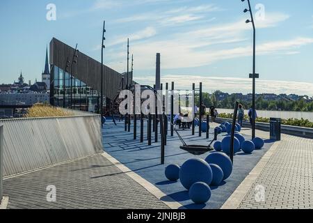 Tallinn, Estland. 31.. Juli 2022. Neuer moderner Kinderspielplatz ist zu sehen. (Foto von Vadim Pacajev/Sipa USA) Quelle: SIPA USA/Alamy Live News Stockfoto