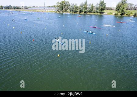 Training der Ruderer auf Kajaks und Kanus auf dem Ruderkanal. Draufsicht Stockfoto