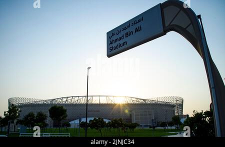 Doha. 7. August 2022. Das Foto vom 7. August 2022 zeigt die Außenansicht des Ahmad bin Ali Stadions, das die Spiele der FIFA-Weltmeisterschaft 2022 in Doha, Katar, ausrichten wird. Kredit: Nikku/Xinhua/Alamy Live Nachrichten Stockfoto