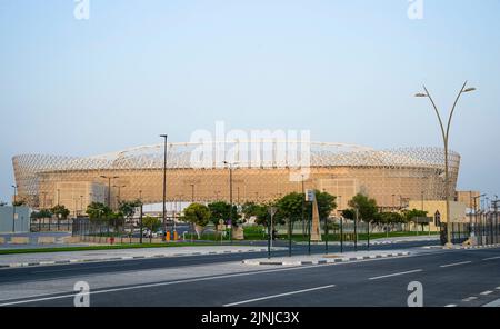 Doha. 7. August 2022. Das Foto vom 7. August 2022 zeigt die Außenansicht des Ahmad bin Ali Stadions, das die Spiele der FIFA-Weltmeisterschaft 2022 in Doha, Katar, ausrichten wird. Kredit: Nikku/Xinhua/Alamy Live Nachrichten Stockfoto