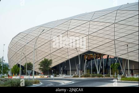 Doha. 7. August 2022. Das Foto vom 7. August 2022 zeigt die Außenansicht des Education City Stadions, das die Spiele der FIFA-Weltmeisterschaft 2022 in Doha, Katar, ausrichten wird. Kredit: Nikku/Xinhua/Alamy Live Nachrichten Stockfoto