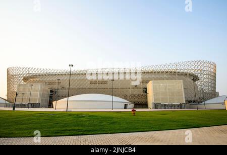 Doha. 7. August 2022. Das Foto vom 7. August 2022 zeigt die Außenansicht des Ahmad bin Ali Stadions, das die Spiele der FIFA-Weltmeisterschaft 2022 in Doha, Katar, ausrichten wird. Kredit: Nikku/Xinhua/Alamy Live Nachrichten Stockfoto