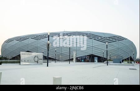 Doha. 7. August 2022. Das Foto vom 7. August 2022 zeigt die Außenansicht des Education City Stadions, das die Spiele der FIFA-Weltmeisterschaft 2022 in Doha, Katar, ausrichten wird. Kredit: Nikku/Xinhua/Alamy Live Nachrichten Stockfoto