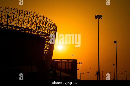 Doha. 7. August 2022. Das Foto vom 7. August 2022 zeigt die Außenansicht des Ahmad bin Ali Stadions, das die Spiele der FIFA-Weltmeisterschaft 2022 in Doha, Katar, ausrichten wird. Kredit: Nikku/Xinhua/Alamy Live Nachrichten Stockfoto