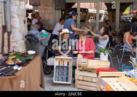 Ville d'Eymet, bastide-Stadt, in der Region Südwest-Dordogne, mit einem blühenden Marktplatz, am Ufer des Dropt River, Frankreich, Europa Stockfoto