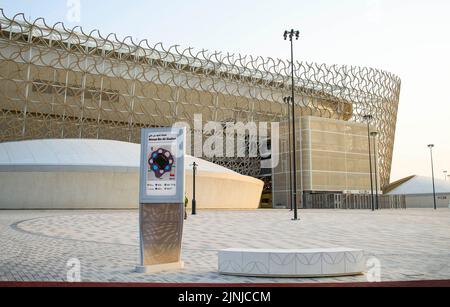 Doha. 7. August 2022. Das Foto vom 7. August 2022 zeigt die Außenansicht des Ahmad bin Ali Stadions, das die Spiele der FIFA-Weltmeisterschaft 2022 in Doha, Katar, ausrichten wird. Kredit: Nikku/Xinhua/Alamy Live Nachrichten Stockfoto