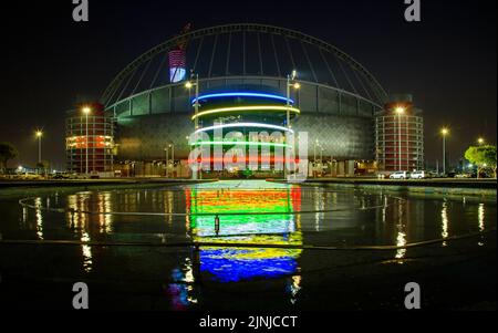 Doha. 7. August 2022. Das Foto vom 7. August 2022 zeigt die Außenansicht des Khalifa International Stadions, in dem die Spiele der FIFA-Weltmeisterschaft 2022 in Doha, Katar, stattfinden werden. Kredit: Nikku/Xinhua/Alamy Live Nachrichten Stockfoto