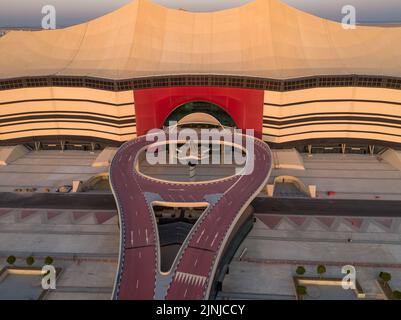 Doha. 12. August 2022. Das am 26. August 2020 aufgenommene Foto zeigt die Luftaufnahme des Al Bayt-Stadions, in dem die Spiele der FIFA-Weltmeisterschaft 2022 in Doha, Katar, stattfinden werden. Quelle: Xinhua/Alamy Live News Stockfoto