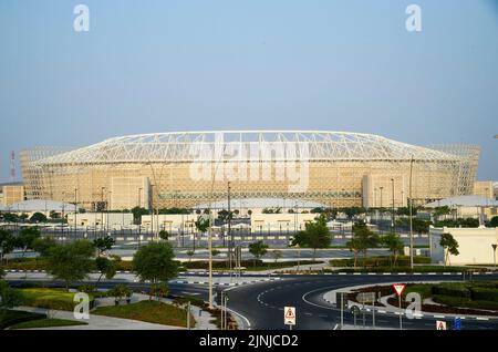 Doha. 7. August 2022. Das Foto vom 7. August 2022 zeigt die Außenansicht des Ahmad bin Ali Stadions, das die Spiele der FIFA-Weltmeisterschaft 2022 in Doha, Katar, ausrichten wird. Kredit: Nikku/Xinhua/Alamy Live Nachrichten Stockfoto