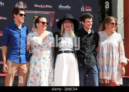 11. August 2022, Los Angeles, Kalifornien, USA: Jordan White, Dexter Keaton, Diane Keaton, Duke Keaton, Gast bei einer Zeremonie zu Ehren von Diane Keaton mit Hand- und Fußabdrücken im TCL Chinese Theatre IMAX in Los Angeles. (Bild: © Nina Prommer/ZUMA Press Wire) Stockfoto