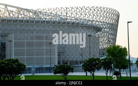 Doha. 7. August 2022. Das Foto vom 7. August 2022 zeigt die Außenansicht des Ahmad bin Ali Stadions, das die Spiele der FIFA-Weltmeisterschaft 2022 in Doha, Katar, ausrichten wird. Kredit: Nikku/Xinhua/Alamy Live Nachrichten Stockfoto