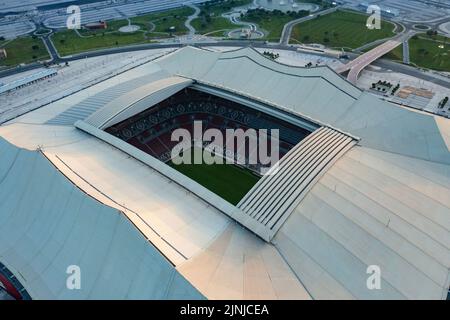 Doha. 12. August 2022. Das am 30. August 2021 aufgenommene Foto zeigt die Luftaufnahme des Al Bayt-Stadions, in dem die Spiele der FIFA-Weltmeisterschaft 2022 in Doha, Katar, stattfinden werden. Quelle: Xinhua/Alamy Live News Stockfoto