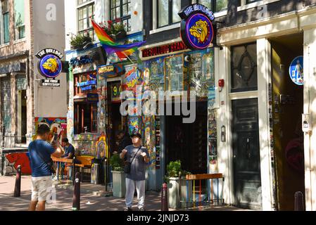Amsterdam, Niederlande. August 2022. Die farbige Fassade eines Cafés in Amsterdam. Hochwertige Fotos Stockfoto