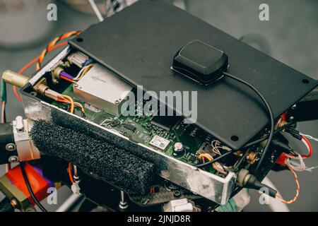 Nahaufnahme einer Mikroschaltung auf einer elektronischen Drohne. Moderne Technik und Komponenten. Elektronische Leiterplatte aus nächster Nähe. Digitales Engineering-Foto. Stockfoto