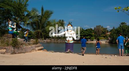 INSEL KOH SAMUI, THAILAND. 25. März 2016; Thai-Figuren-Statuen im Big buddha-Tempel auf der Insel Koh Samui Stockfoto