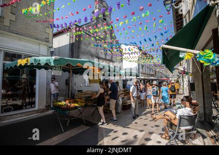 Ville d'Eymet, bastide-Stadt, in der Region Südwest-Dordogne, mit einem blühenden Marktplatz, am Ufer des Dropt River, Frankreich, Europa Stockfoto