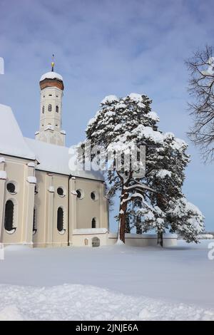 Die barocke Colomanskirche, St. Coloman, im Winter in tiefverschneiter Landschaft, nahe Schwangau, Östallgäu, Schwaben, Bayern, Deutschland / die BA Stockfoto