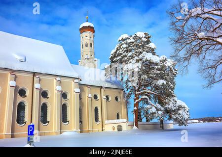 Die barocke Colomanskirche, St. Coloman, im Winter in tiefverschneiter Landschaft, nahe Schwangau, Östallgäu, Schwaben, Bayern, Deutschland / die BA Stockfoto