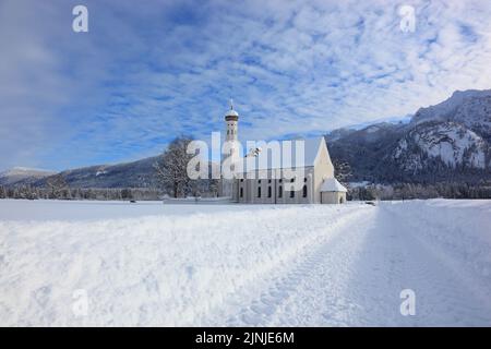 Die barocke Colomanskirche, St. Coloman, im Winter in tiefverschneiter Landschaft, nahe Schwangau, Östallgäu, Schwaben, Bayern, Deutschland / die BA Stockfoto