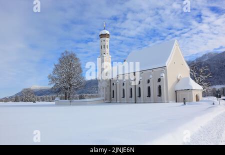 Die barocke Colomanskirche, St. Coloman, im Winter in tiefverschneiter Landschaft, nahe Schwangau, Östallgäu, Schwaben, Bayern, Deutschland / die BA Stockfoto