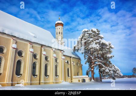 Die barocke Colomanskirche, St. Coloman, im Winter in tiefverschneiter Landschaft, nahe Schwangau, Östallgäu, Schwaben, Bayern, Deutschland / die BA Stockfoto