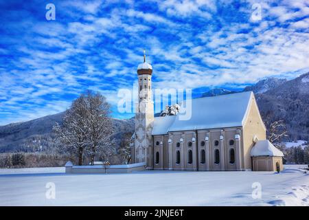 Die barocke Colomanskirche, St. Coloman, im Winter in tiefverschneiter Landschaft, nahe Schwangau, Östallgäu, Schwaben, Bayern, Deutschland / die BA Stockfoto