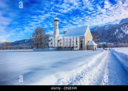 Die barocke Colomanskirche, St. Coloman, im Winter in tiefverschneiter Landschaft, nahe Schwangau, Östallgäu, Schwaben, Bayern, Deutschland / die BA Stockfoto