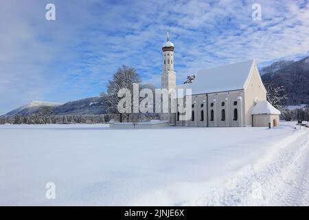 Die barocke Colomanskirche, St. Coloman, im Winter in tiefverschneiter Landschaft, nahe Schwangau, Östallgäu, Schwaben, Bayern, Deutschland / die BA Stockfoto