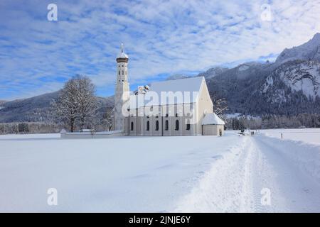 Die barocke Colomanskirche, St. Coloman, im Winter in tiefverschneiter Landschaft, nahe Schwangau, Östallgäu, Schwaben, Bayern, Deutschland / die BA Stockfoto