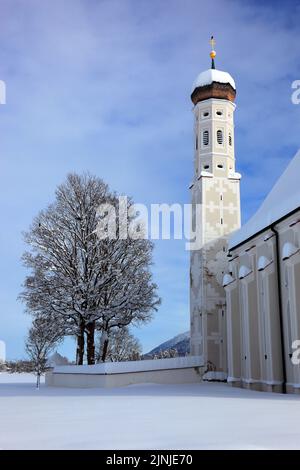 Die barocke Colomanskirche, St. Coloman, im Winter in tiefverschneiter Landschaft, nahe Schwangau, Östallgäu, Schwaben, Bayern, Deutschland / die BA Stockfoto