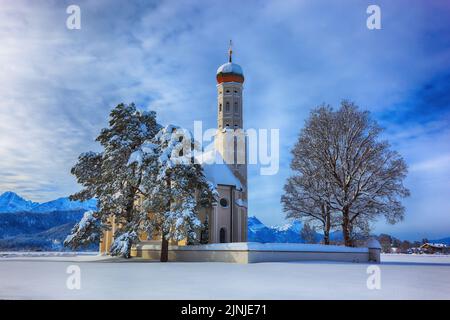 Die barocke Colomanskirche, St. Coloman, im Winter in tiefverschneiter Landschaft, nahe Schwangau, Östallgäu, Schwaben, Bayern, Deutschland / die BA Stockfoto