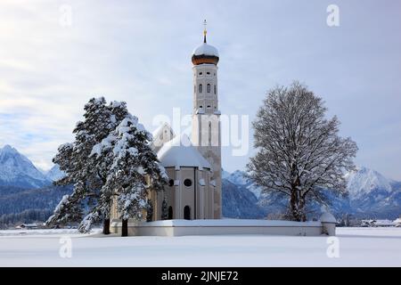 Die barocke Colomanskirche, St. Coloman, im Winter in tiefverschneiter Landschaft, nahe Schwangau, Östallgäu, Schwaben, Bayern, Deutschland / die BA Stockfoto