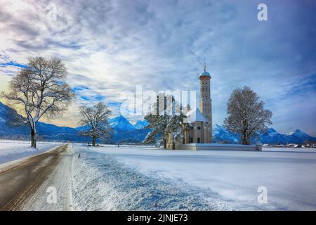 Die barocke Colomanskirche, St. Coloman, im Winter in tiefverschneiter Landschaft, nahe Schwangau, Östallgäu, Schwaben, Bayern, Deutschland / die BA Stockfoto