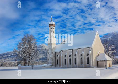 Die barocke Colomanskirche, St. Coloman, im Winter in tiefverschneiter Landschaft, nahe Schwangau, Östallgäu, Schwaben, Bayern, Deutschland / die BA Stockfoto