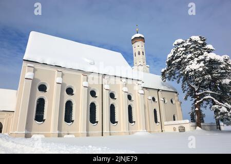 Die barocke Colomanskirche, St. Coloman, im Winter in tiefverschneiter Landschaft, nahe Schwangau, Östallgäu, Schwaben, Bayern, Deutschland / die BA Stockfoto