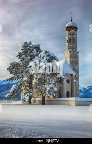 Die barocke Colomanskirche, St. Coloman, im Winter in tiefverschneiter Landschaft, nahe Schwangau, Östallgäu, Schwaben, Bayern, Deutschland / die BA Stockfoto