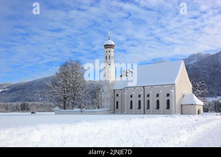 Die barocke Colomanskirche, St. Coloman, im Winter in tiefverschneiter Landschaft, nahe Schwangau, Östallgäu, Schwaben, Bayern, Deutschland / die BA Stockfoto