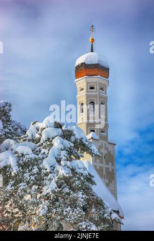 Die barocke Colomanskirche, St. Coloman, im Winter in tiefverschneiter Landschaft, nahe Schwangau, Östallgäu, Schwaben, Bayern, Deutschland / die BA Stockfoto