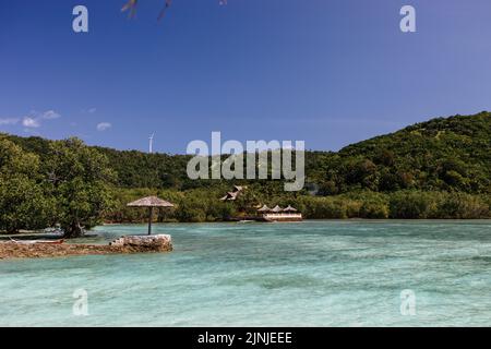 Eine ruhige Landschaft des unberührten Romblon-Strandes auf den Philippinen Stockfoto