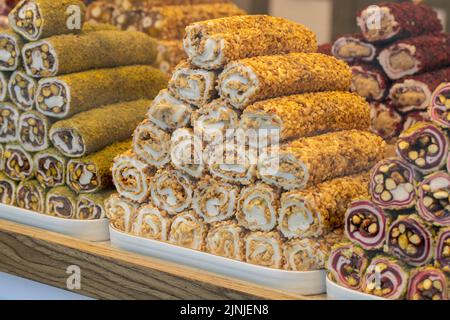 Türkische Delight-Sorten. Türkische Köstlichkeiten werden an der Theke angezeigt. Traditionelle türkische Küche Delikatessen Stockfoto